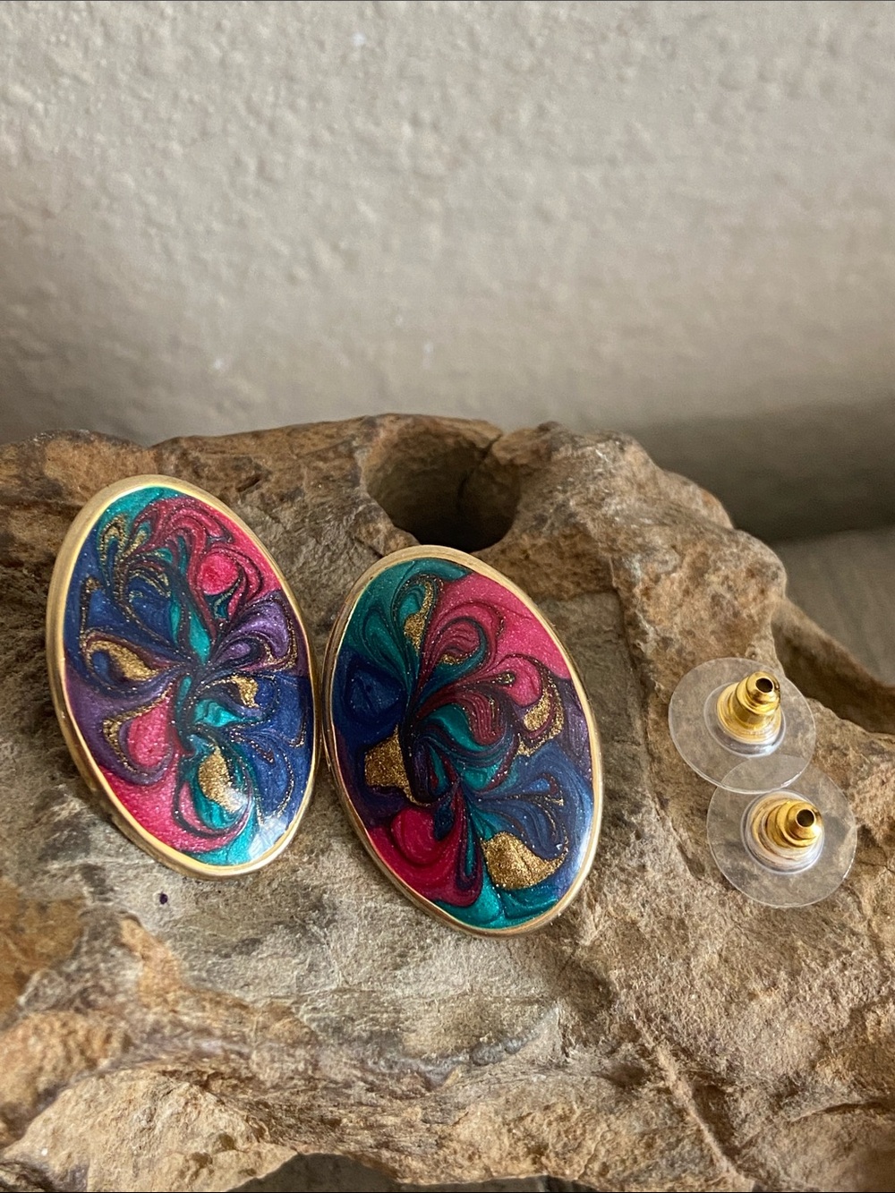 5/$10❤️❤️❤️Vintage 80s Multicolor Enamel Swirl Oval Stud Earrings